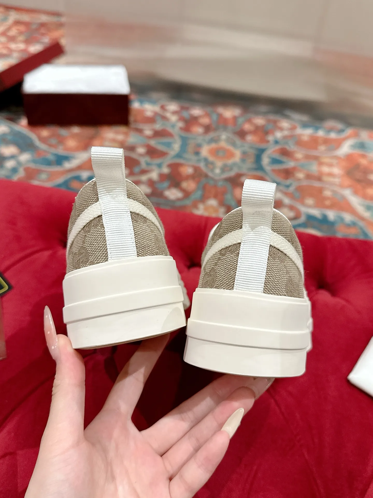 👟👟Ex-factory price 520👟👟 Women's models are new🆕 Arrival Gucci tennis 1977 classic Loft series canvas shoes... 2025 hot recommended model, G+1977×Disney cooperation series... GG canvas is made of finished products and incorporates brand elements. The retro style is rich, the classics and feelings are perfect for recall! Each color fabric developed by the original version is customized by the original version, and we pursue the ultimate in large-scale products! Market-level top version ⚠ Fabric: Customized GG cloth electric embroidery/5D washed distressed canvas Lining: Customized terry cloth lining (the feet are fitted and cannot be disassembled) Outsole: Original molded TPU two-color outsole Size: 35-40 (41 customized)